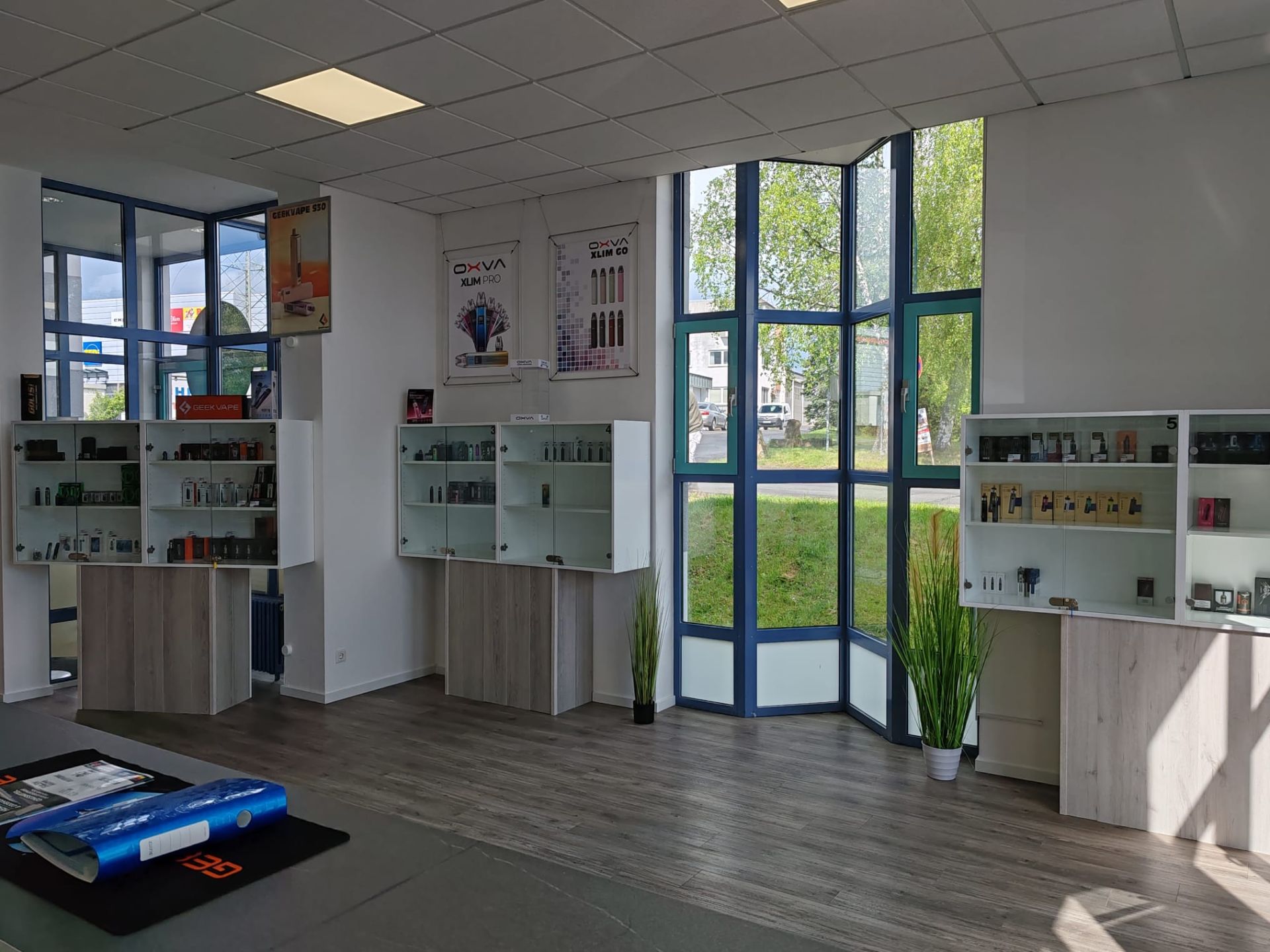 Verkaufsraum Vitrinen der ElektroZigge Filiale in Künzell